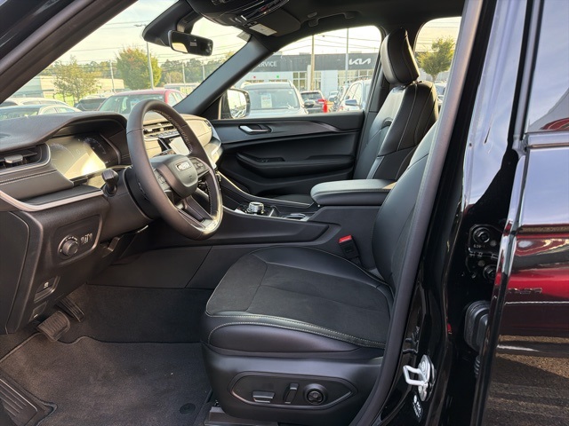 2025 Jeep Grand Cherokee Altitude photo 10