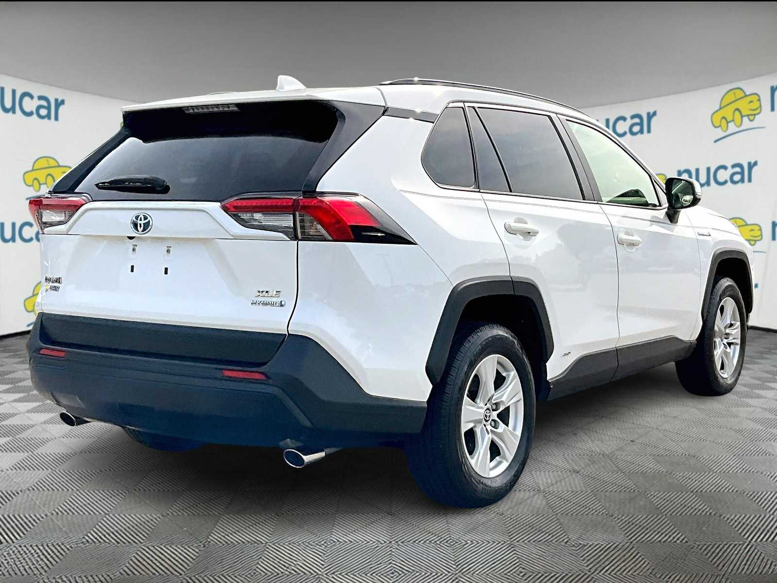 2021 Toyota RAV4 XLE photo 6