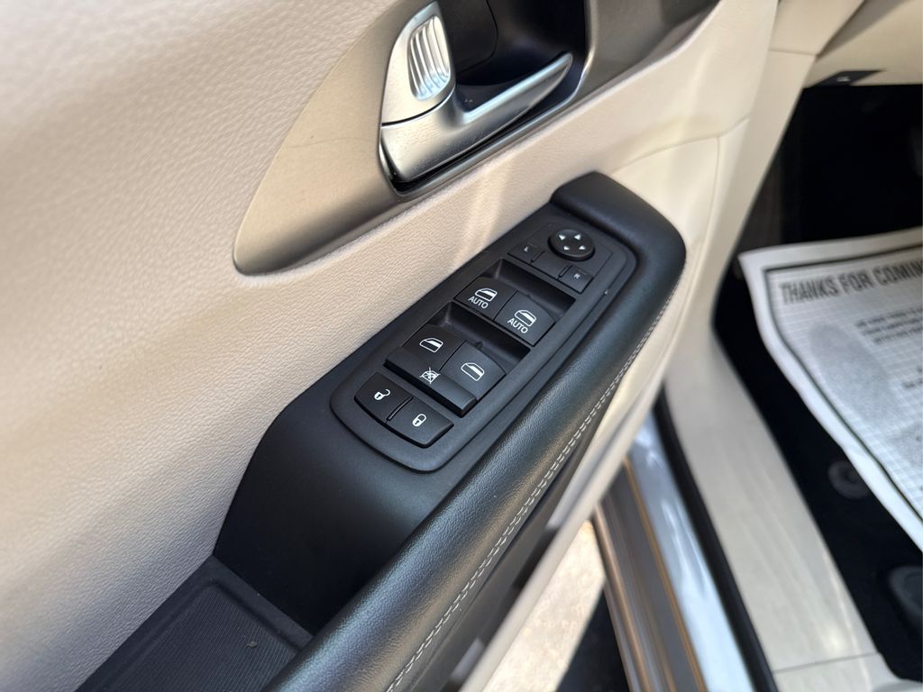 2021 Chrysler Pacifica Hybrid Touring L photo 29