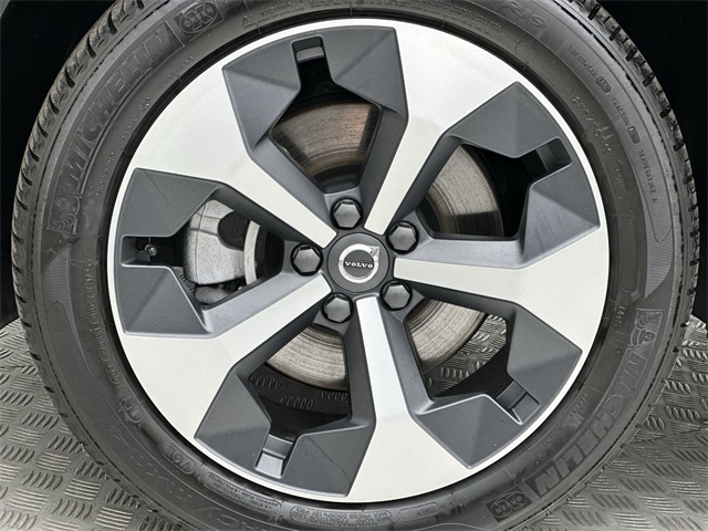 2025 Volvo XC40 Plus photo 2