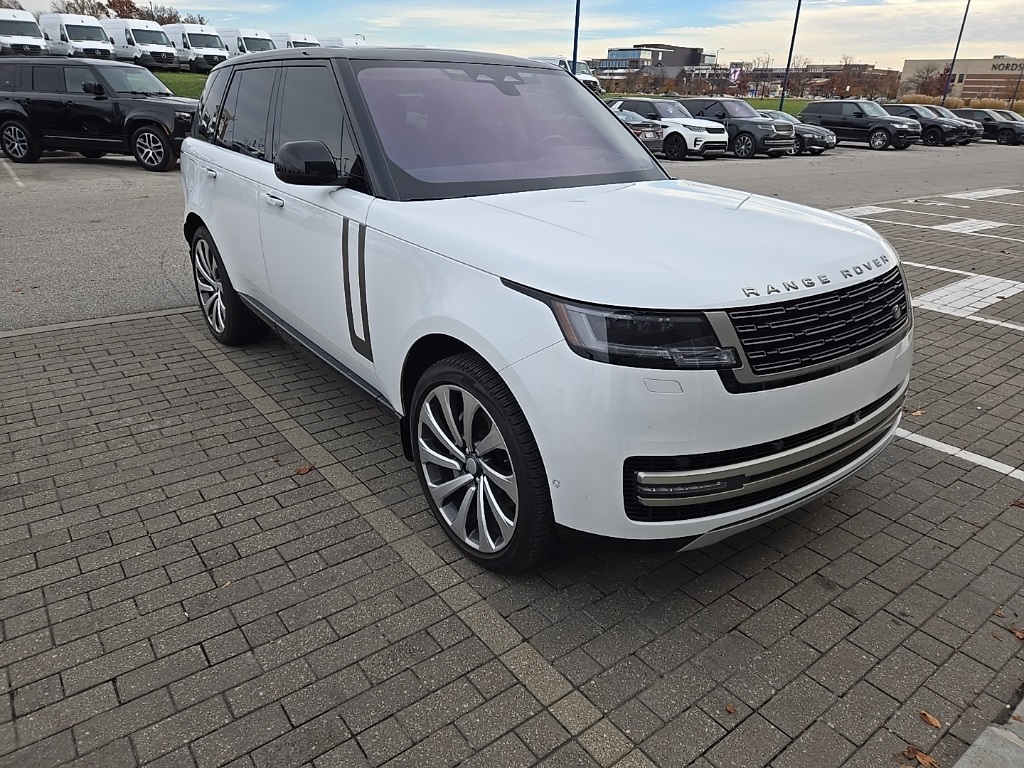 2023 Land Rover Range Rover SE photo 4