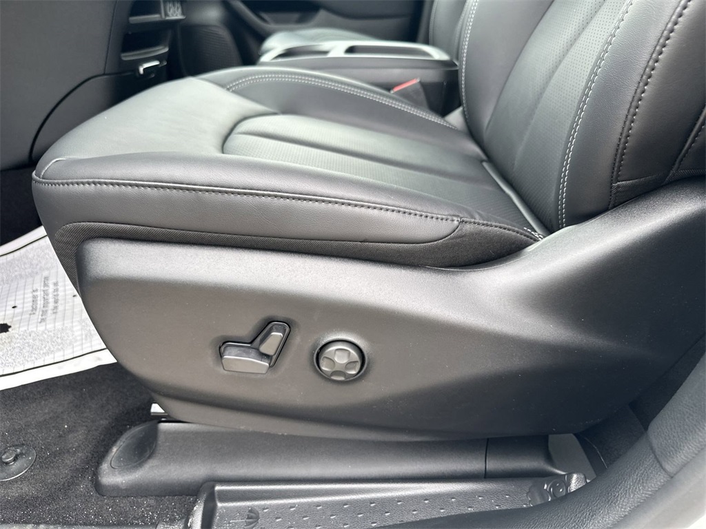 2025 Chrysler Voyager LX photo 33