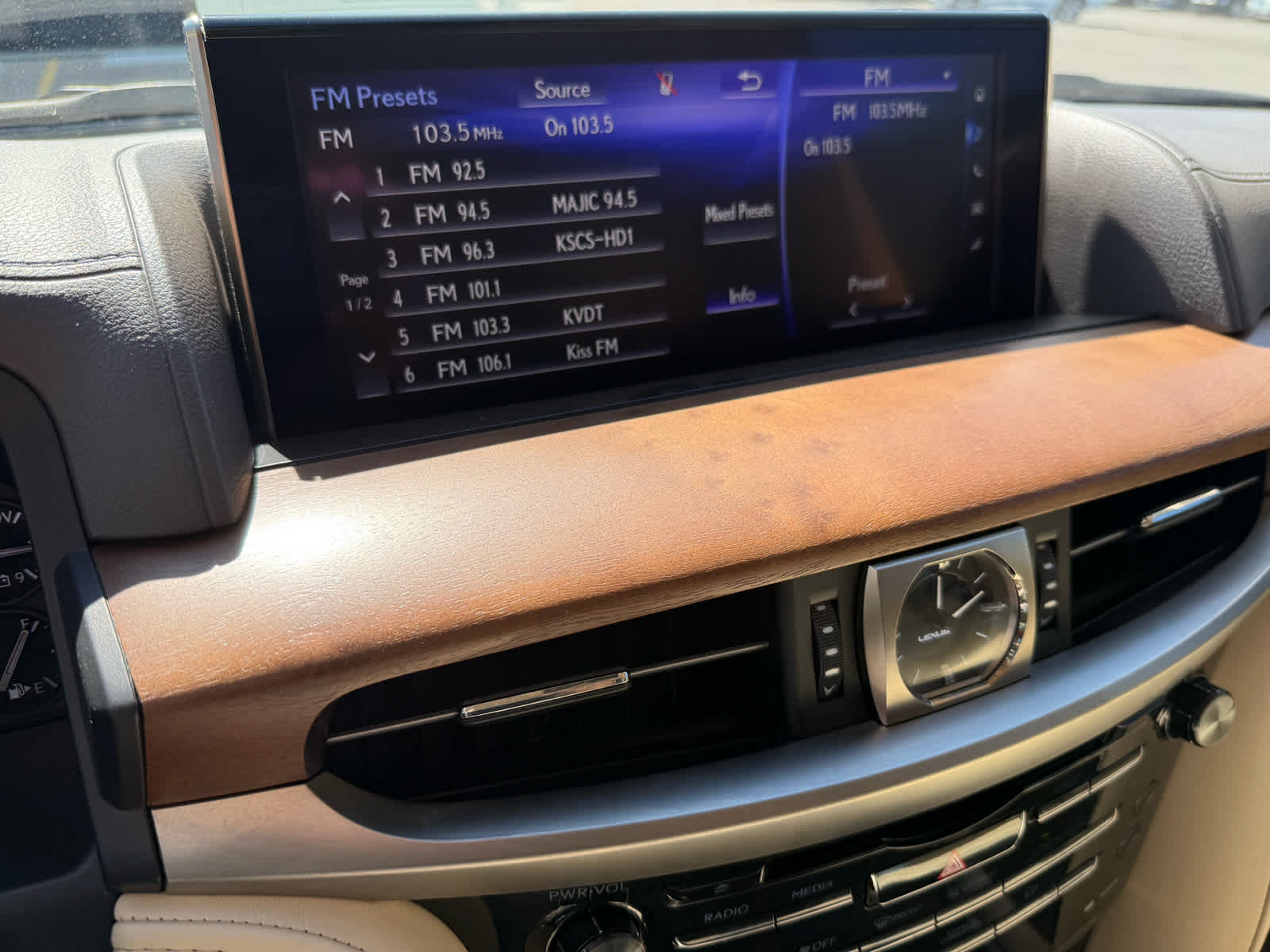 2021 Lexus LX 570 photo 15