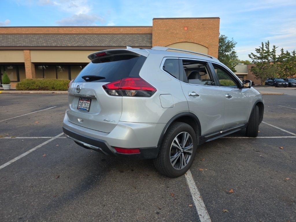 2017 Nissan Rogue SL photo 2
