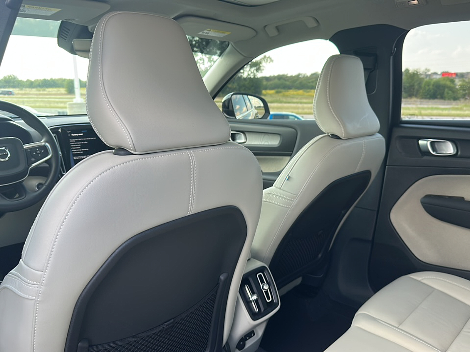 2023 Volvo XC40 Plus photo 6