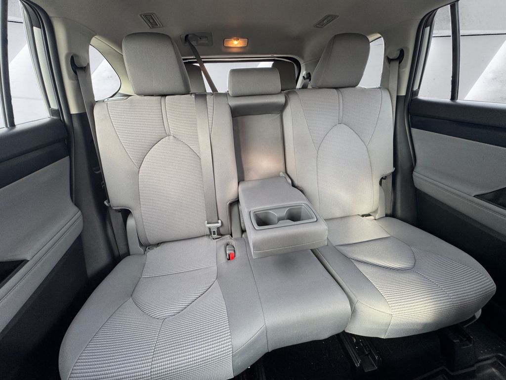2022 Toyota Highlander L photo 18
