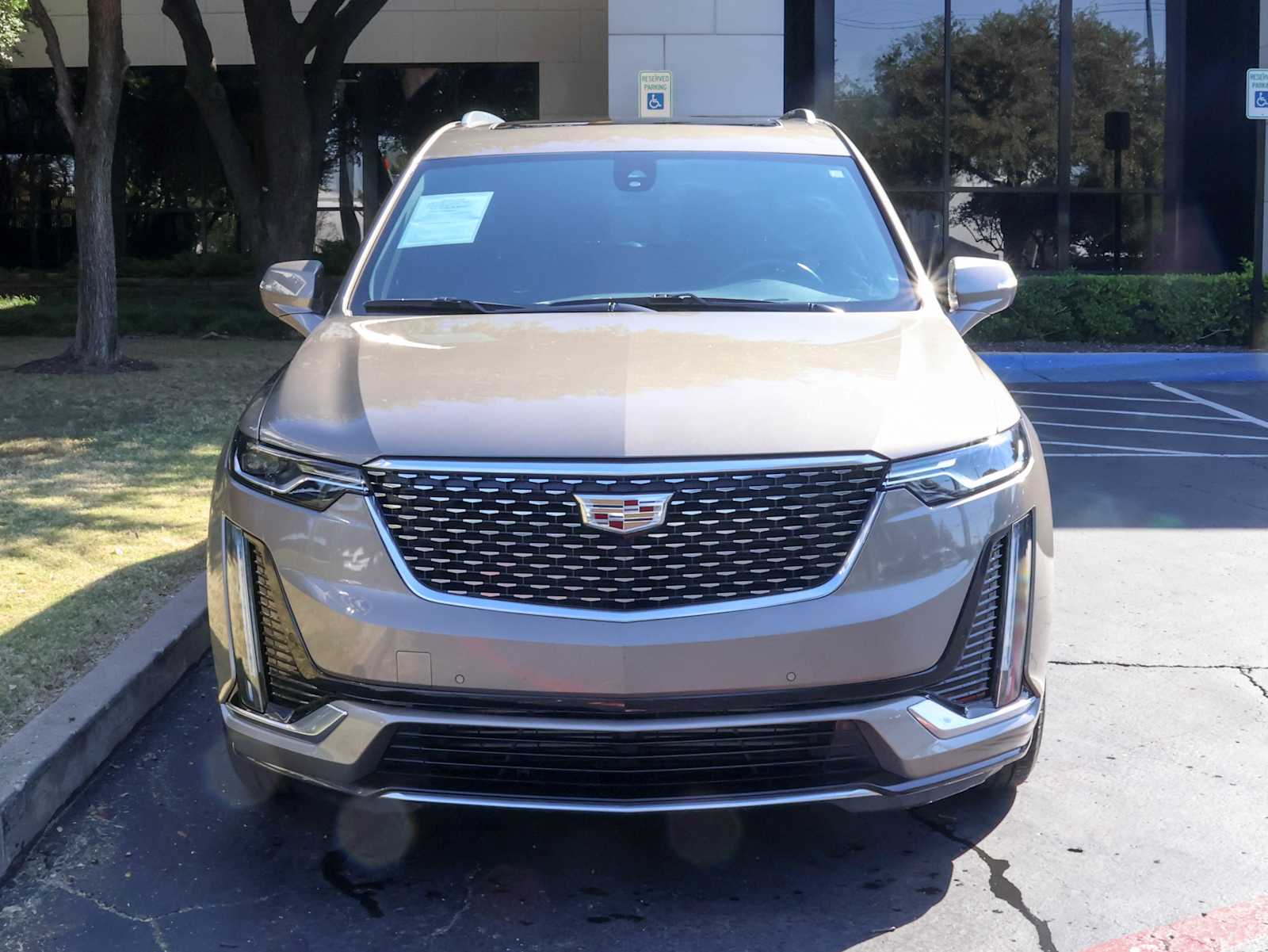 2023 Cadillac XT6 Luxury photo 2