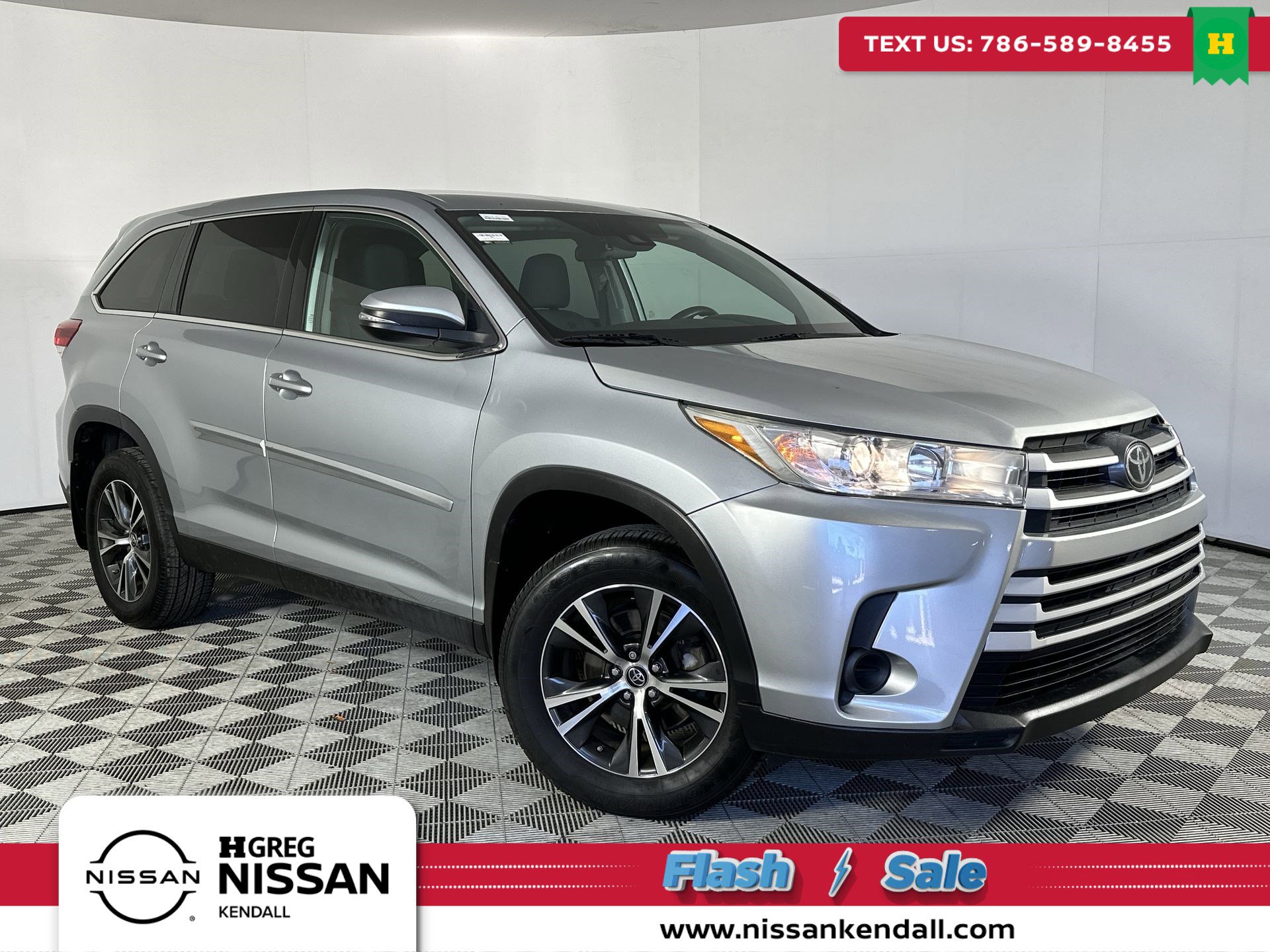 2019 Toyota Highlander LE's photo