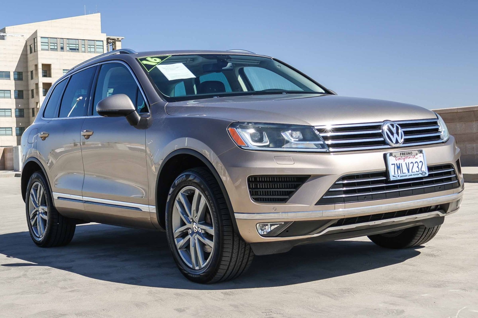 2016 Volkswagen Touareg Lux photo 2