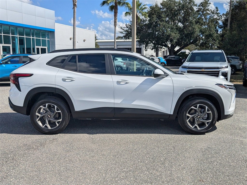 2026 Chevrolet Trax LT photo 2