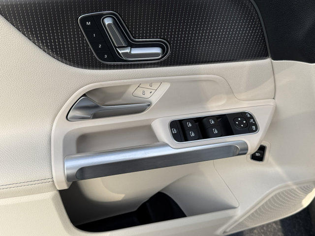2023 Mercedes Benz EQB 300 4MATIC photo 17