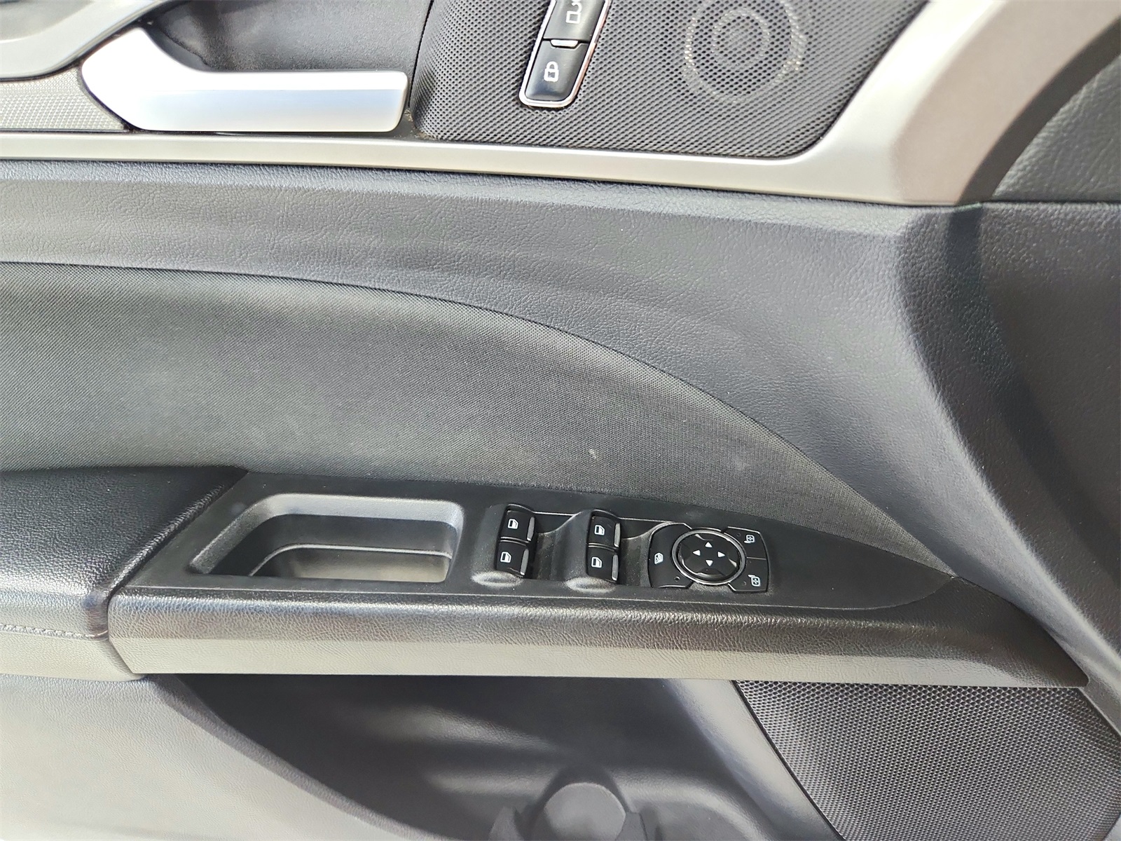 2020 Ford Fusion SE photo 28