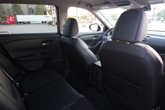 2026 Nissan Rogue SV photo 17