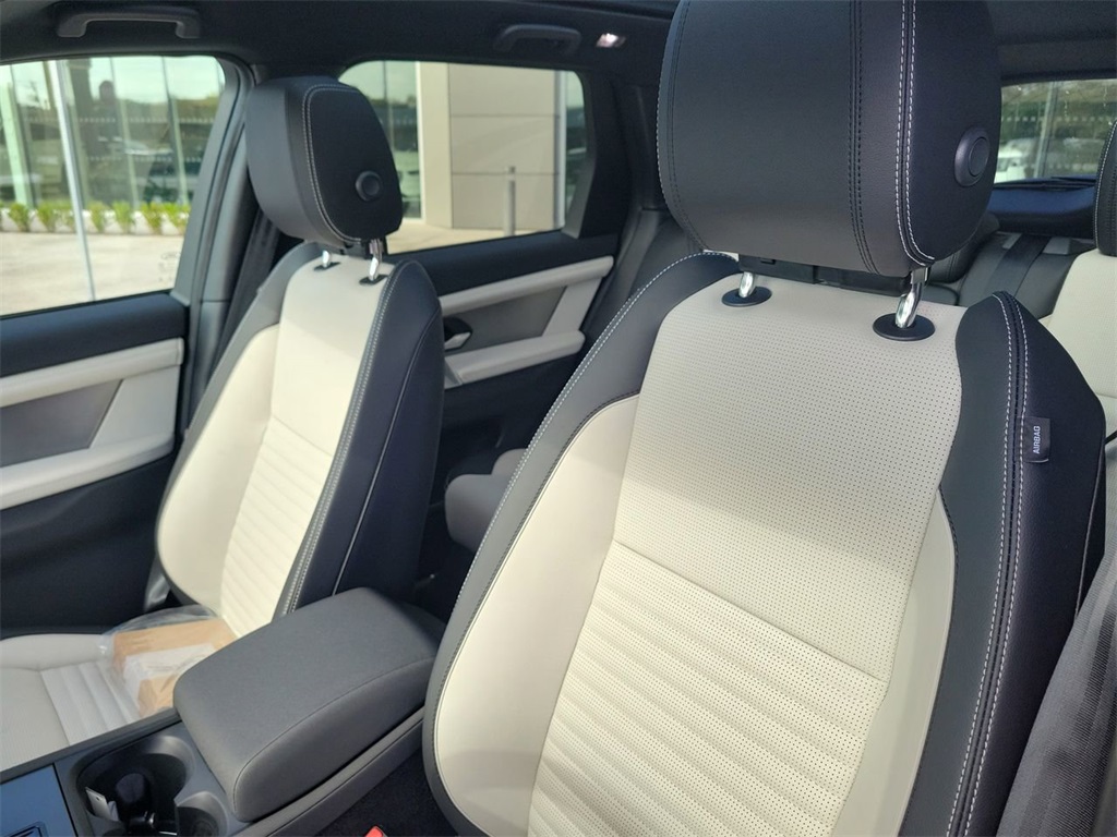 2025 Land Rover Discovery Sport SE photo 24