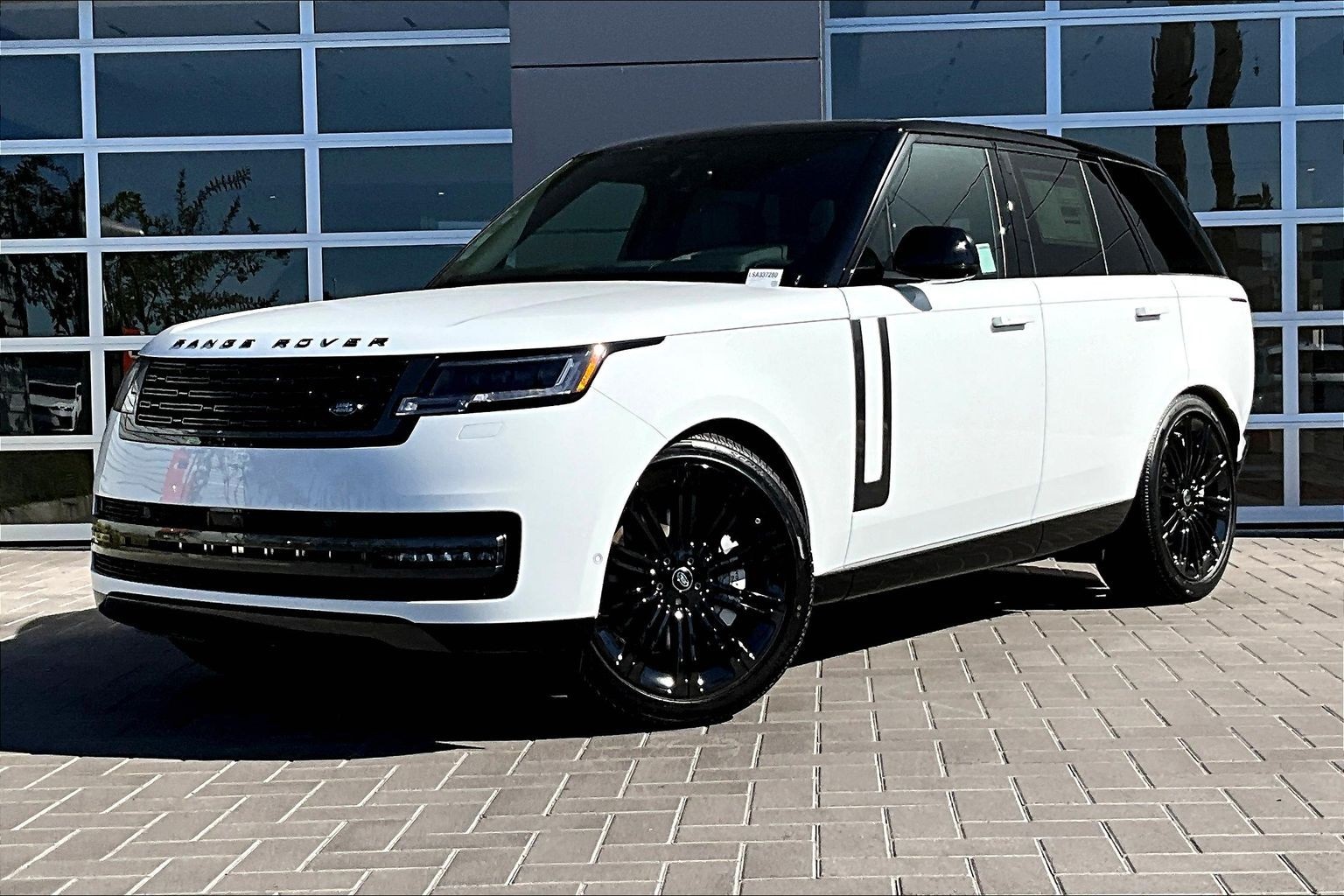 2025 Land Rover Range Rover SE's photo