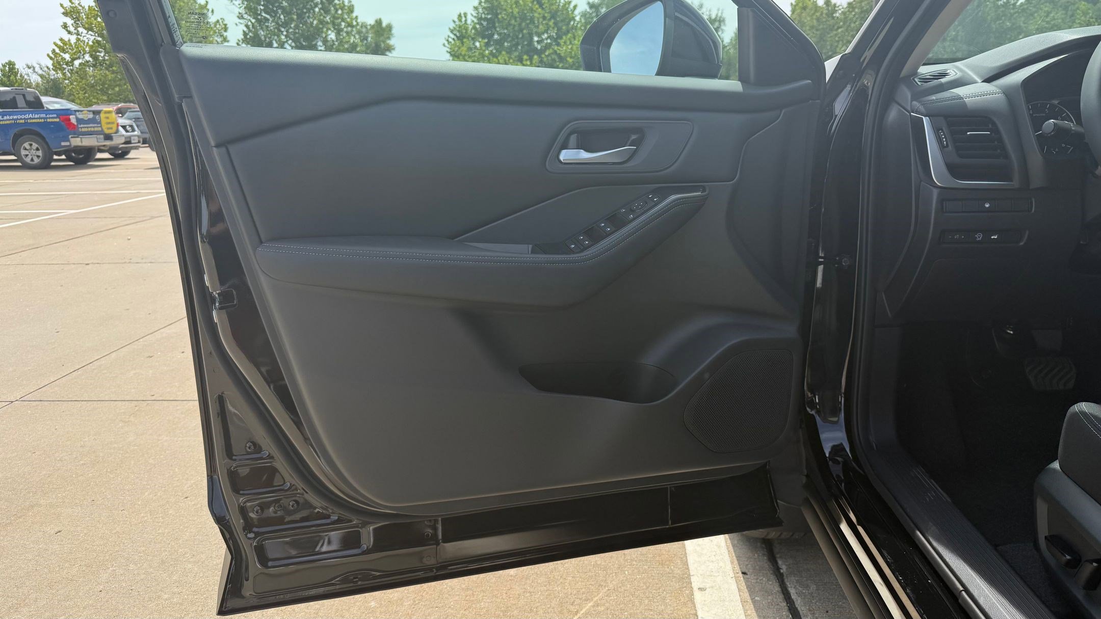 2026 Nissan Rogue SV photo 17