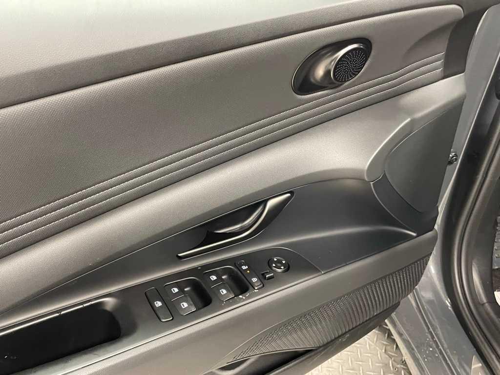 2025 Hyundai Elantra SEL Sport photo 28
