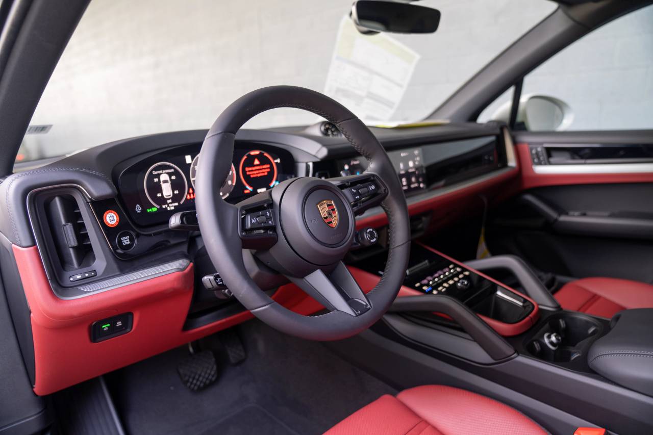 2025 Porsche Cayenne E-Hybrid photo 4