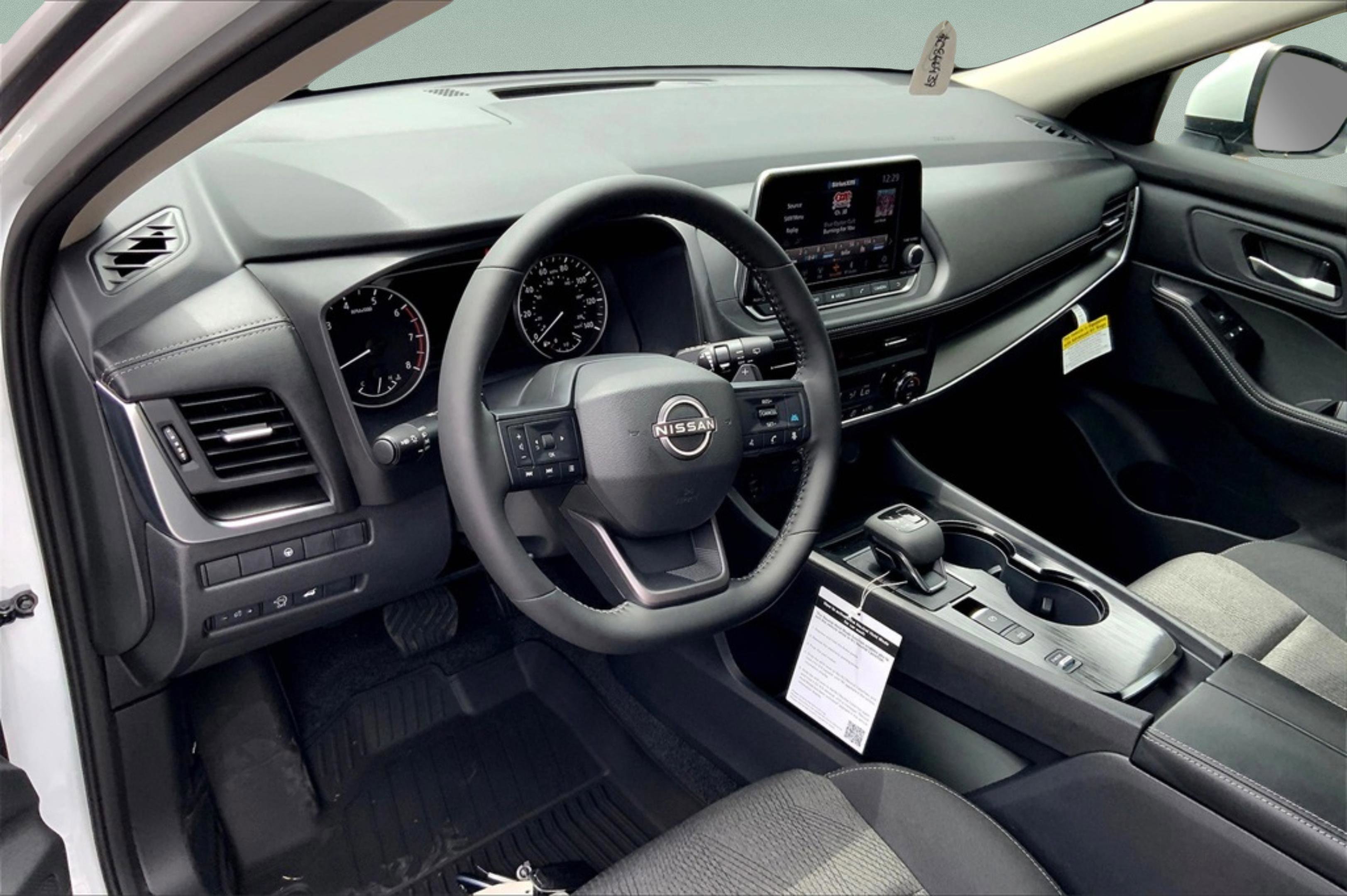 2025 Nissan Rogue SV photo 3