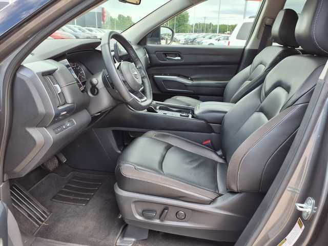 2023 Nissan Pathfinder SL photo 3