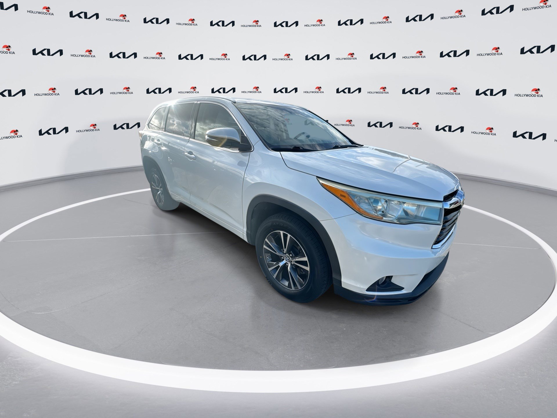 2016 Toyota Highlander Base Hybrid photo 2