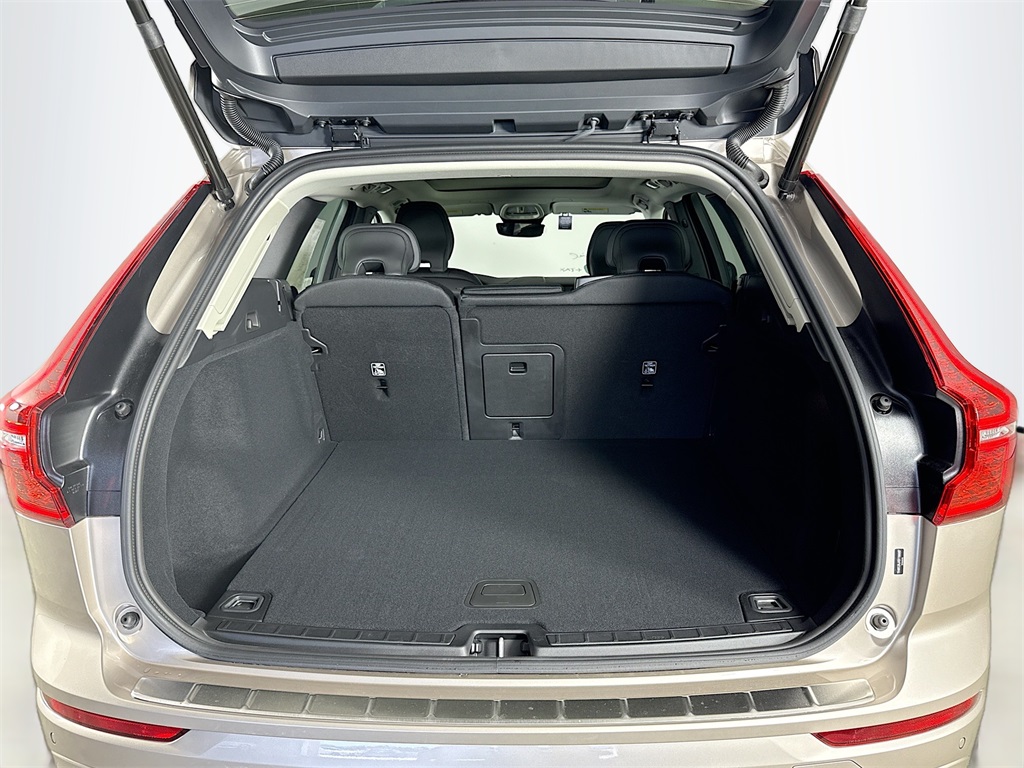 2025 Volvo XC60 B5 Core photo 25