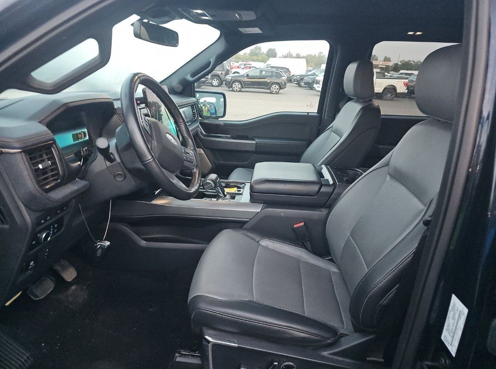 2023 Ford F-150 Lightning Lariat photo 2
