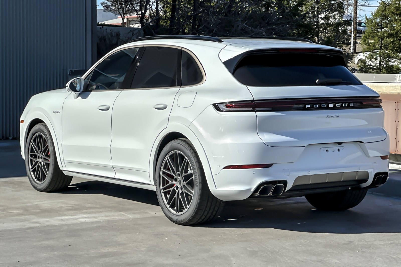 2025 Porsche Cayenne Turbo E-Hybrid photo 3