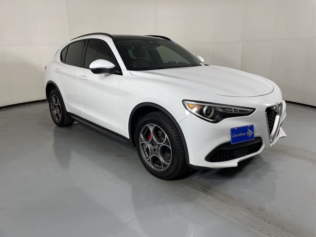2022 Alfa Romeo Stelvio Ti photo 2