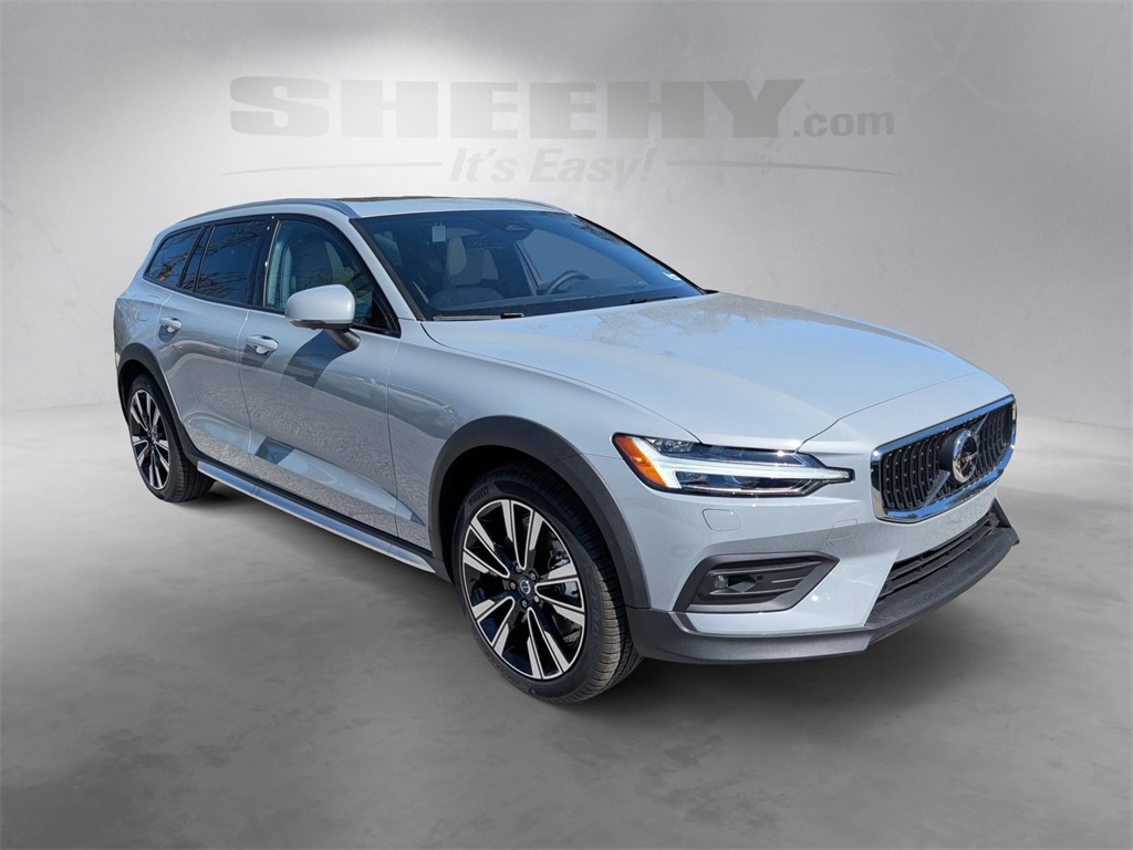 2025 Volvo V60 Cross Country B5 photo 2