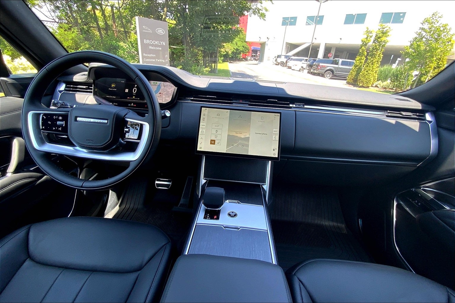 2025 Land Rover Range Rover SE photo 4