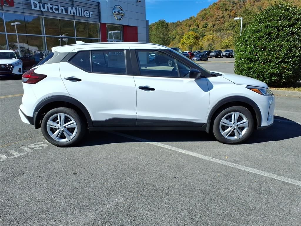 2025 Nissan Kicks Play S photo 2
