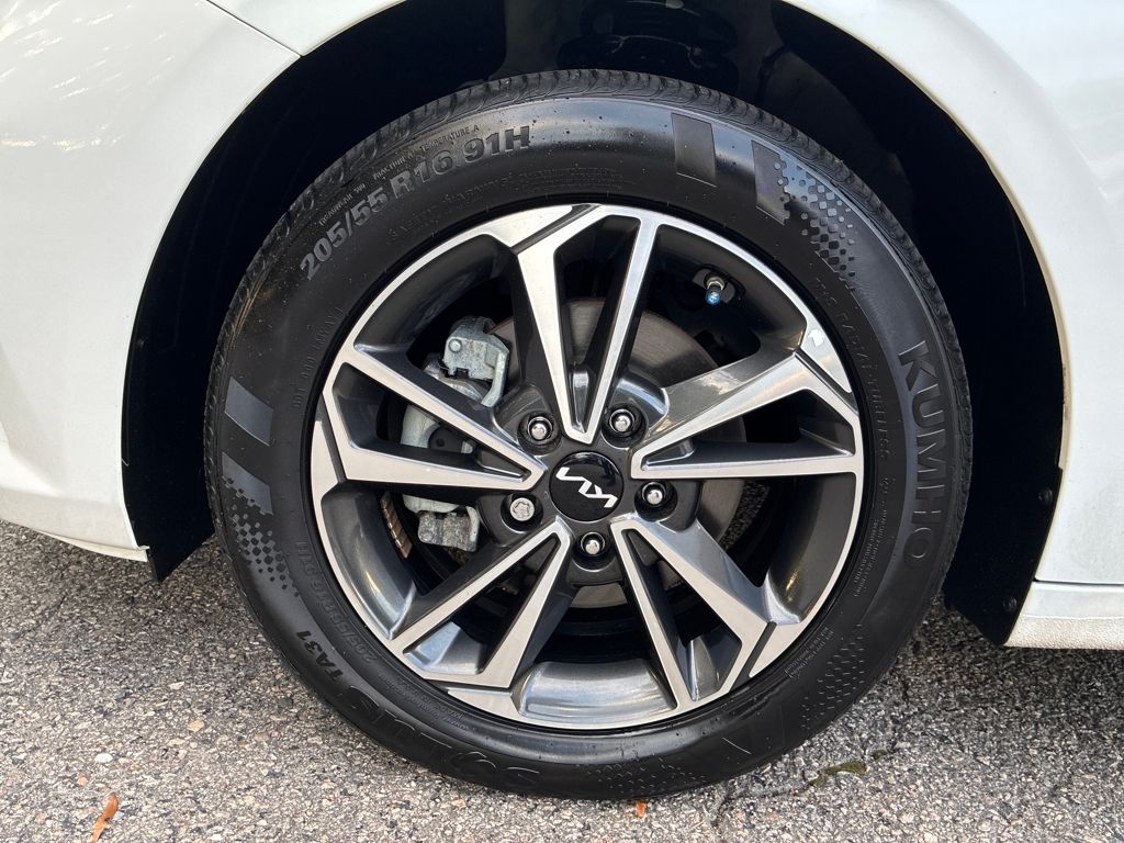 2024 Kia Forte LXS photo 23