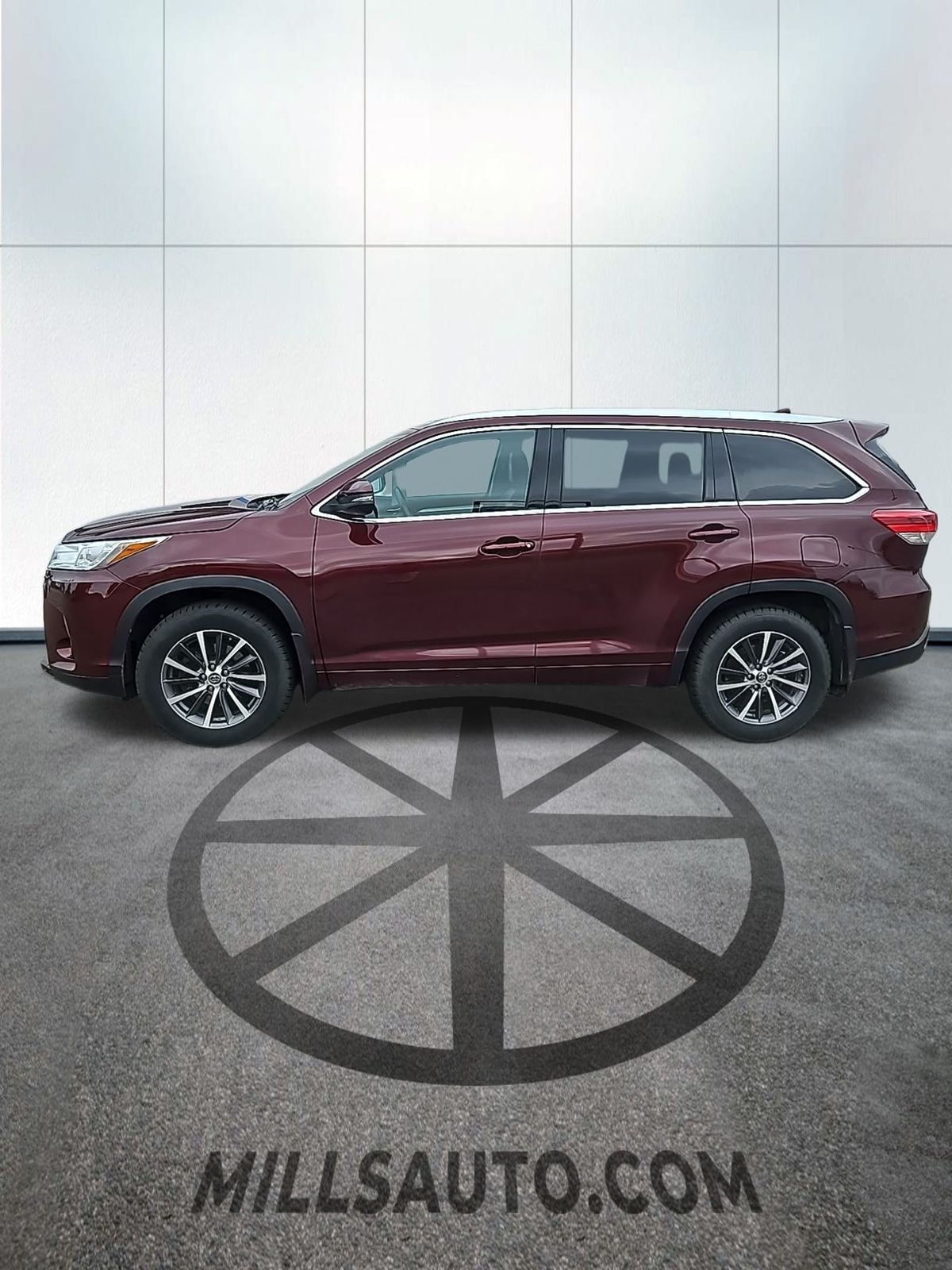 Used 2018 Toyota Highlander XLE with VIN 5TDJZRFHXJS820418 for sale in Baxter, Minnesota