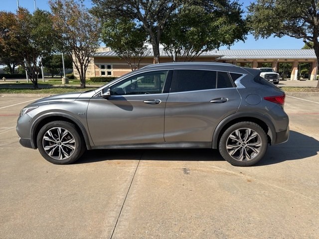 2017 Infiniti QX30 Luxury photo 4