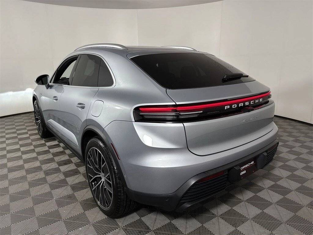 2025 Porsche Macan Electric photo 3