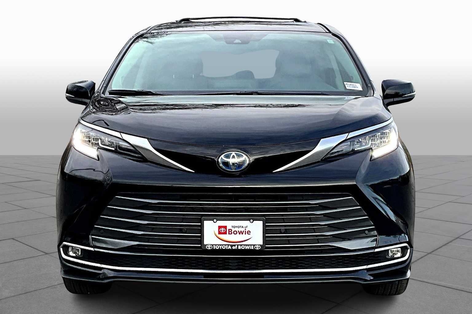 2024 Toyota Sienna Limited photo 3