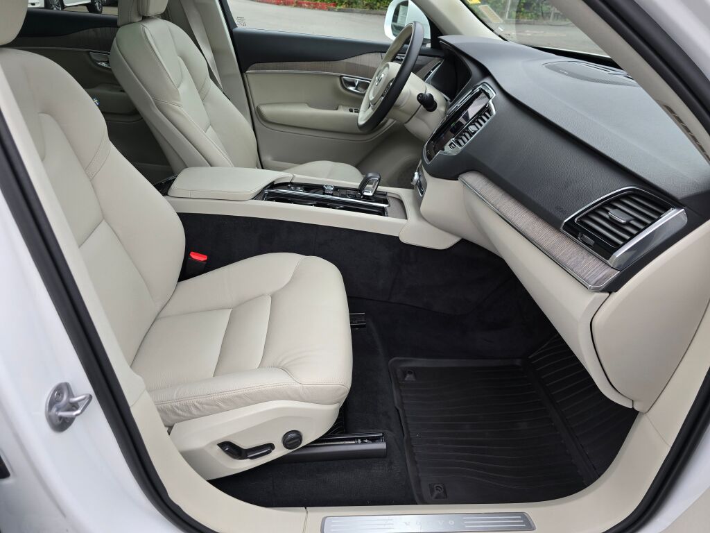 2024 Volvo XC90 Plus photo 9