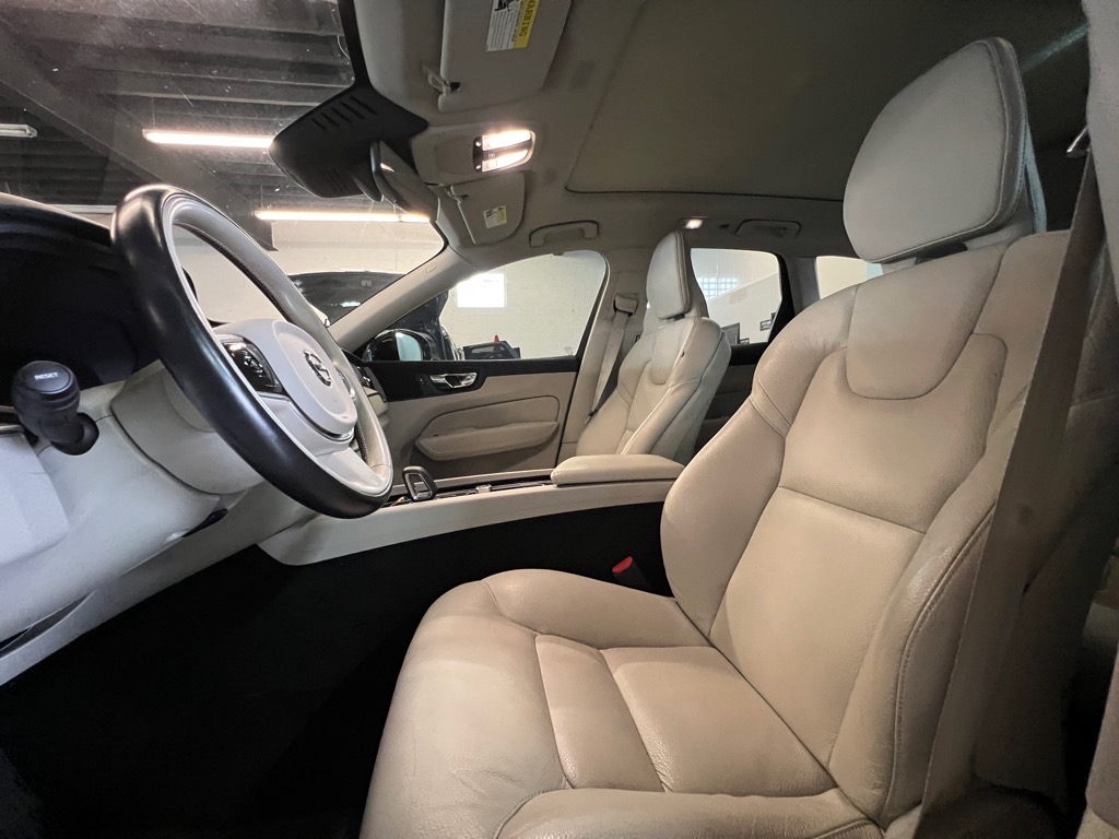 2023 Volvo XC60 B5 Plus photo 6