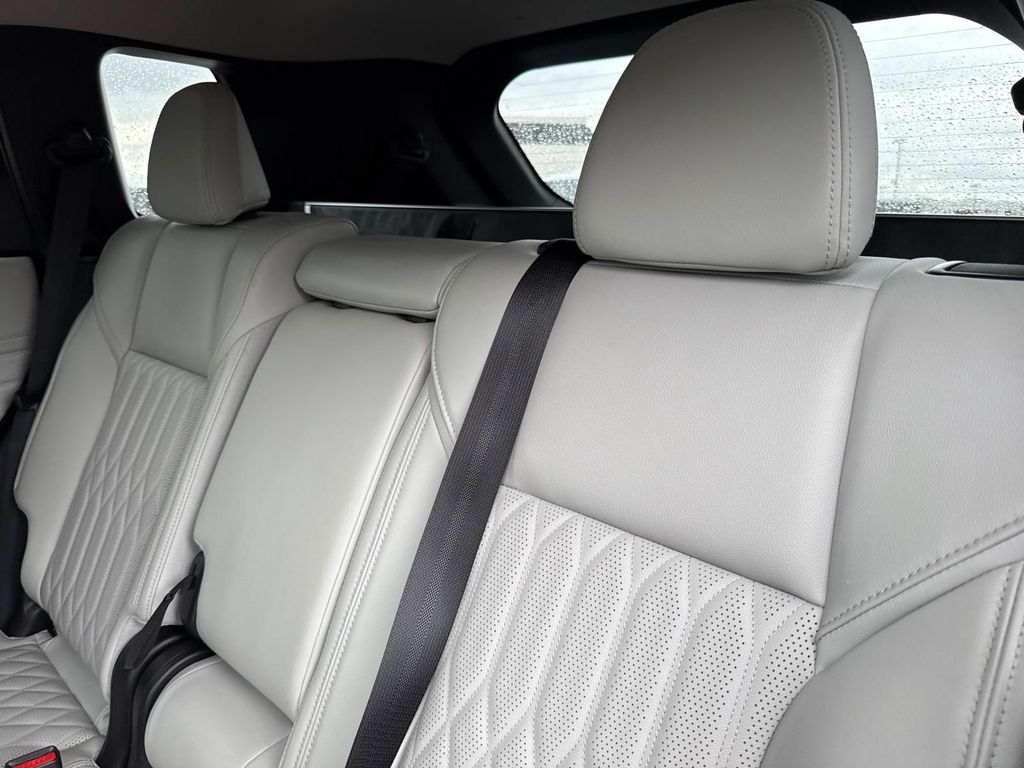 2025 Mitsubishi Outlander SEL photo 13