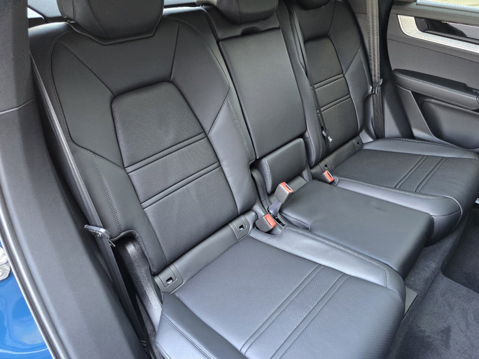 2025 Porsche Cayenne photo 12