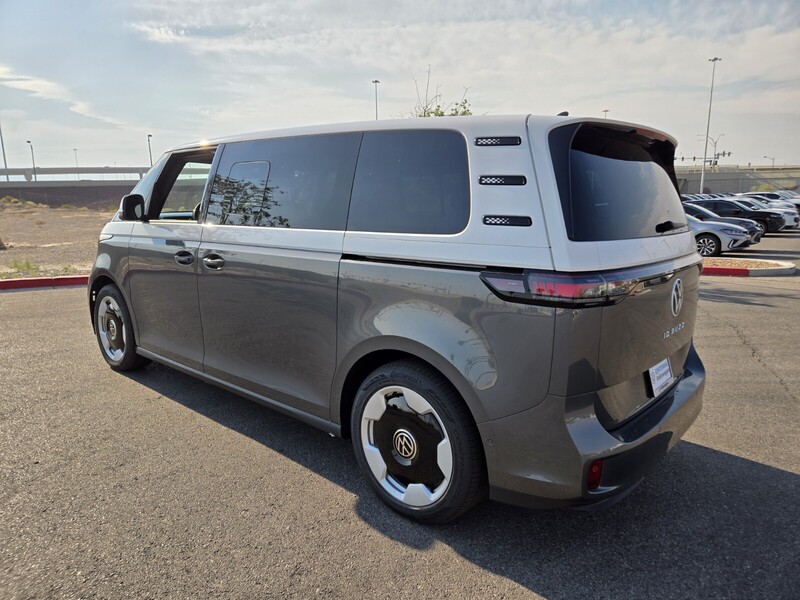 2025 Volkswagen ID. Buzz Pro Plus photo 3