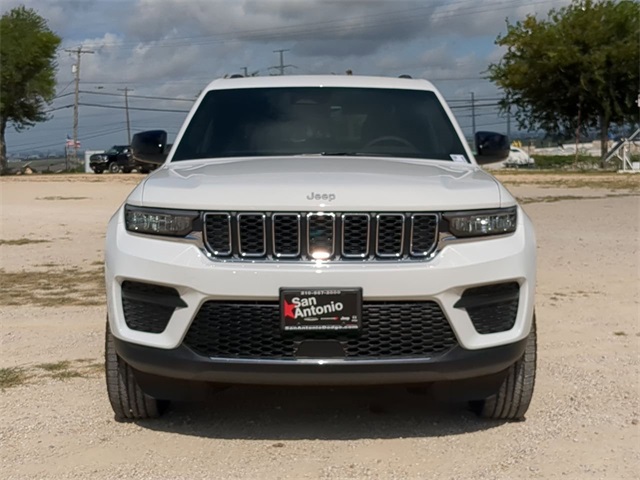 2025 Jeep Grand Cherokee Laredo photo 2