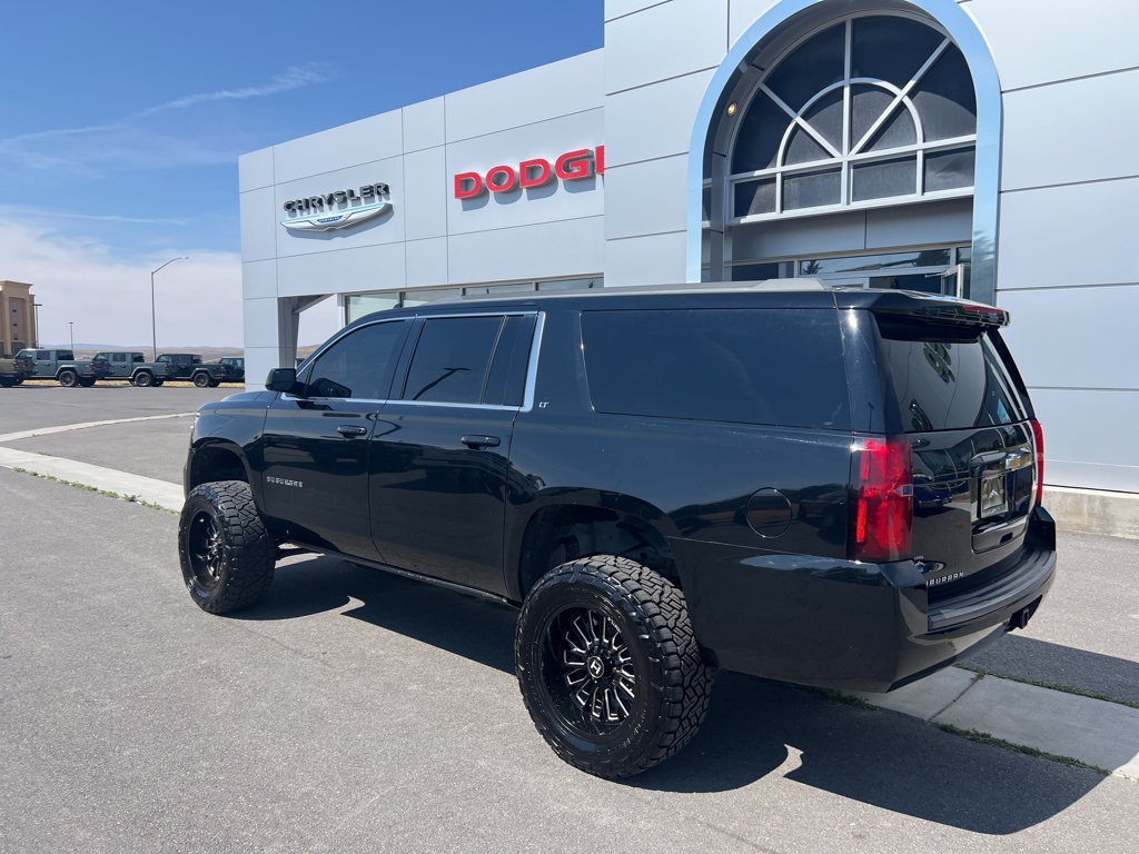 2019 Chevrolet Suburban LT photo 2