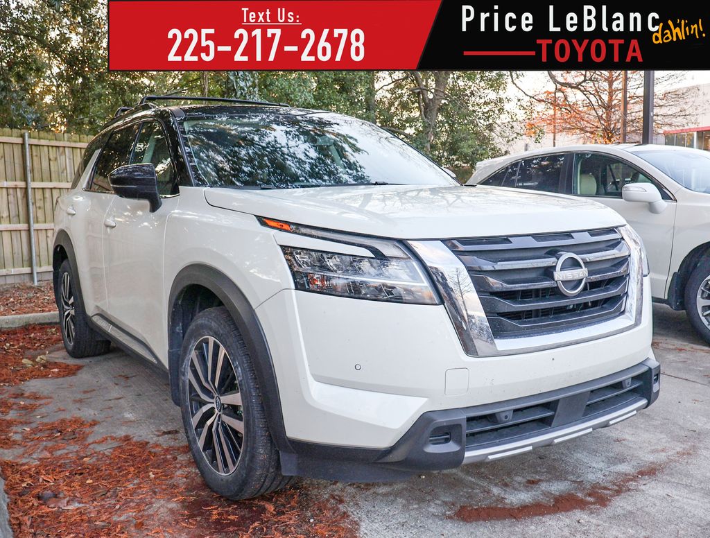 2024 Nissan Pathfinder Platinum's photo