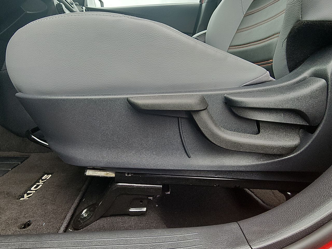 2024 Nissan Kicks SR photo 12