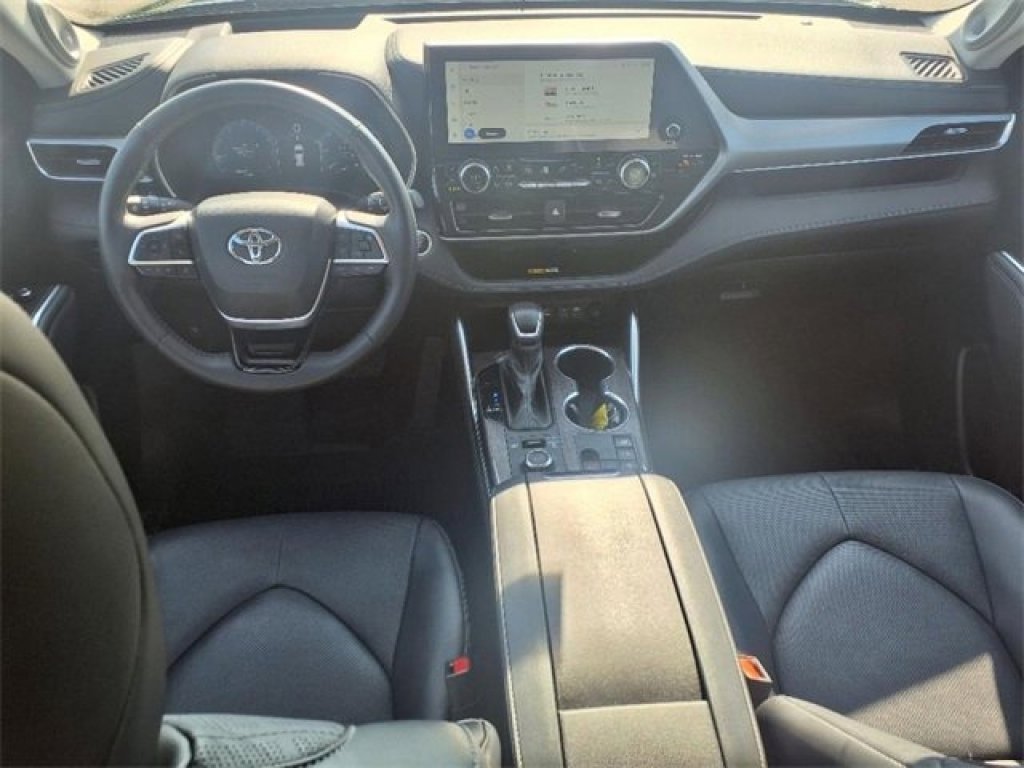 2024 Toyota Highlander Platinum photo 3