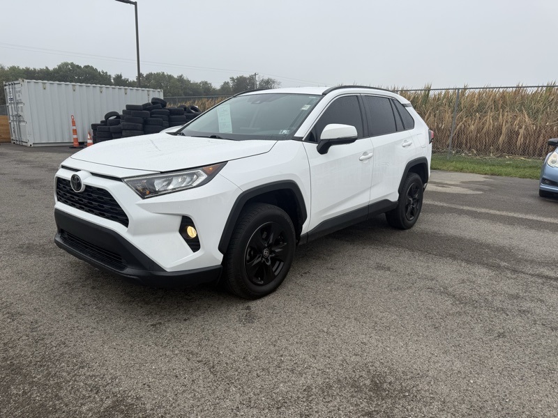 2021 Toyota RAV4 XLE photo 2