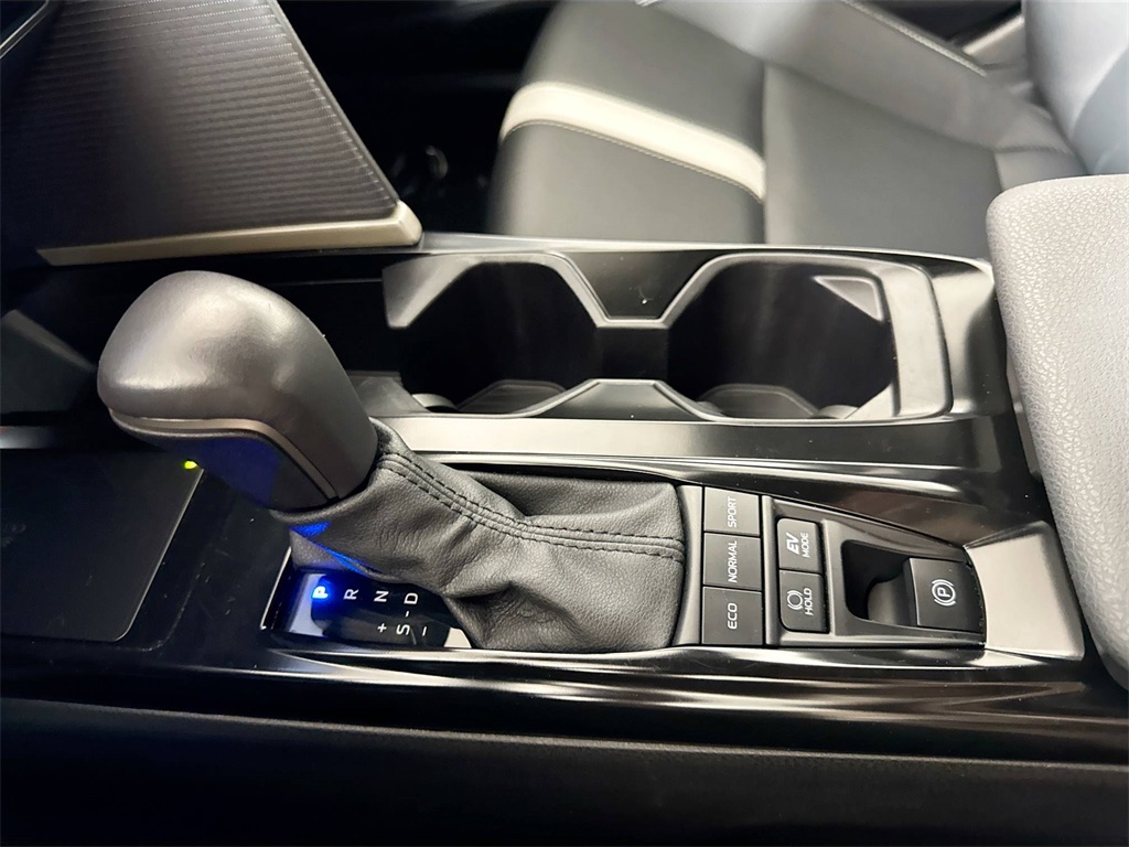 2025 Toyota Camry SE photo 32