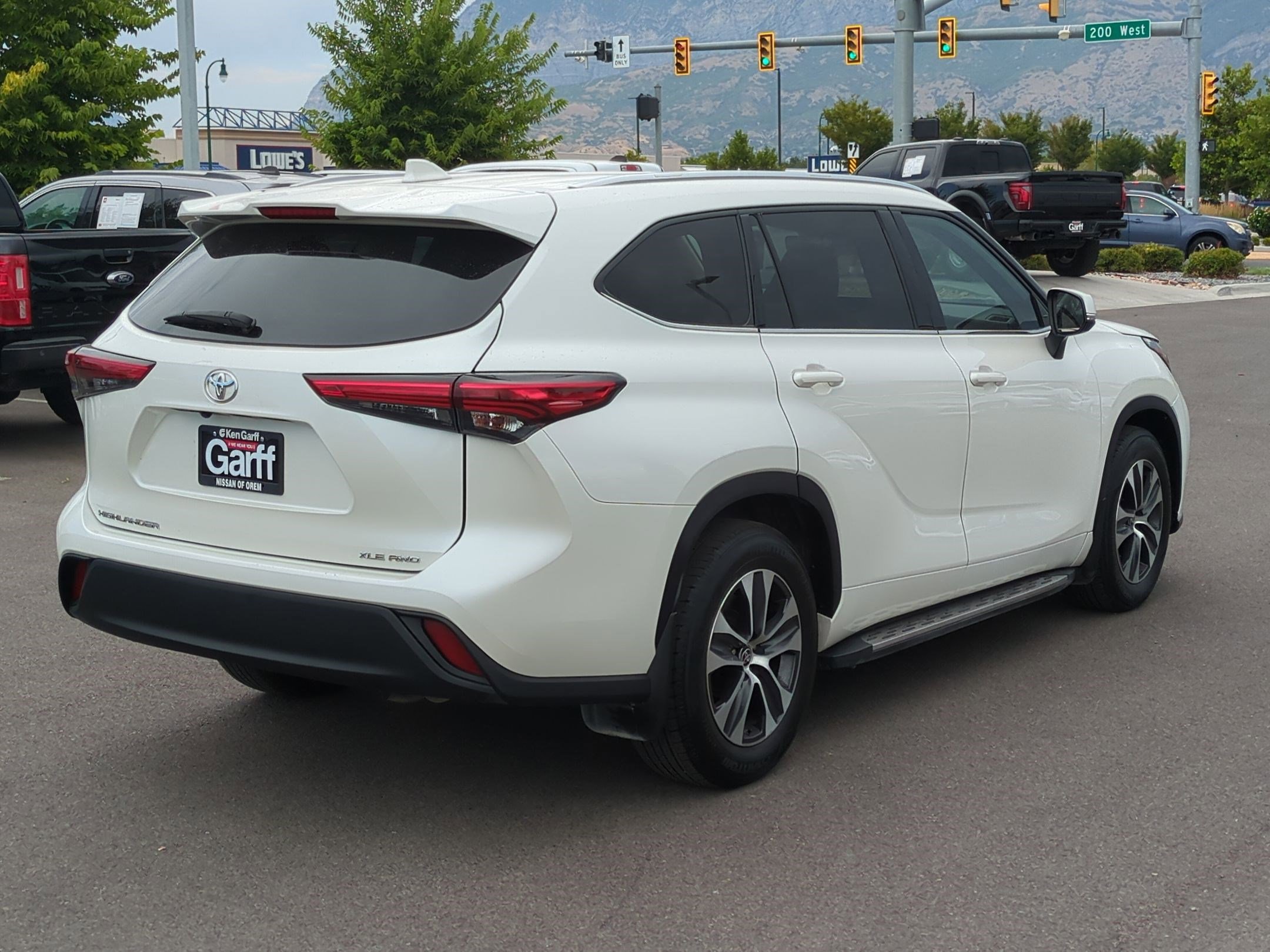 2021 Toyota Highlander XLE photo 2